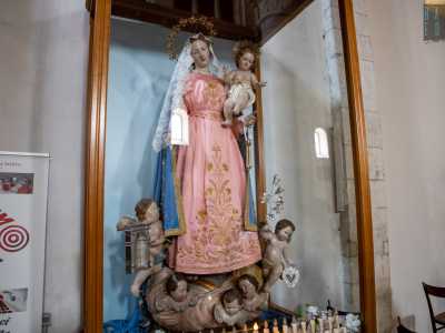 Entriamo e ci dirigiamo verso la navata sinistra dove una teca ospita un grande manichino ligneo della Madonna scolpito nell�800 da Francesco Citarelli, realizzatore di molte opere disseminate tra i grandi beni culturali di Napoli